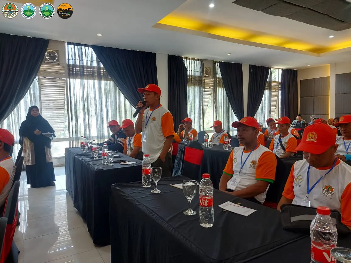 Banner Demi "Leuweung Hejo, Masyarakat Ngejo" DPR RI & KLHK Kompak