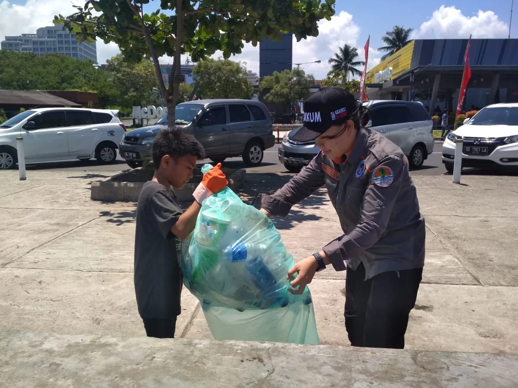 Banner Menuju Manado Menjadi Kota Peraih Adipura