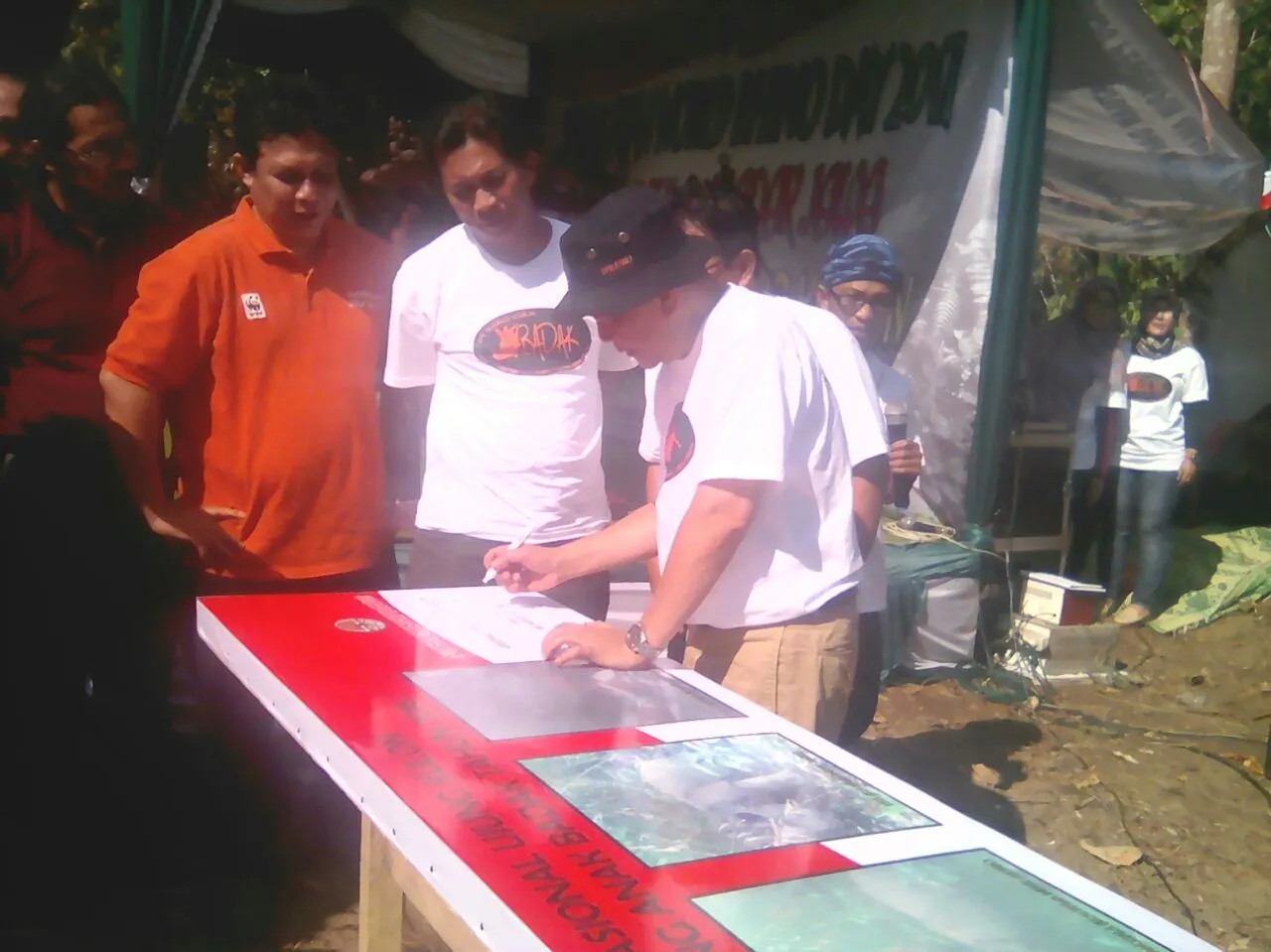 Banner Dirjen KSDAE temui Irna, Mayang, Prabu dan Manggala Di TN Ujung Kulon