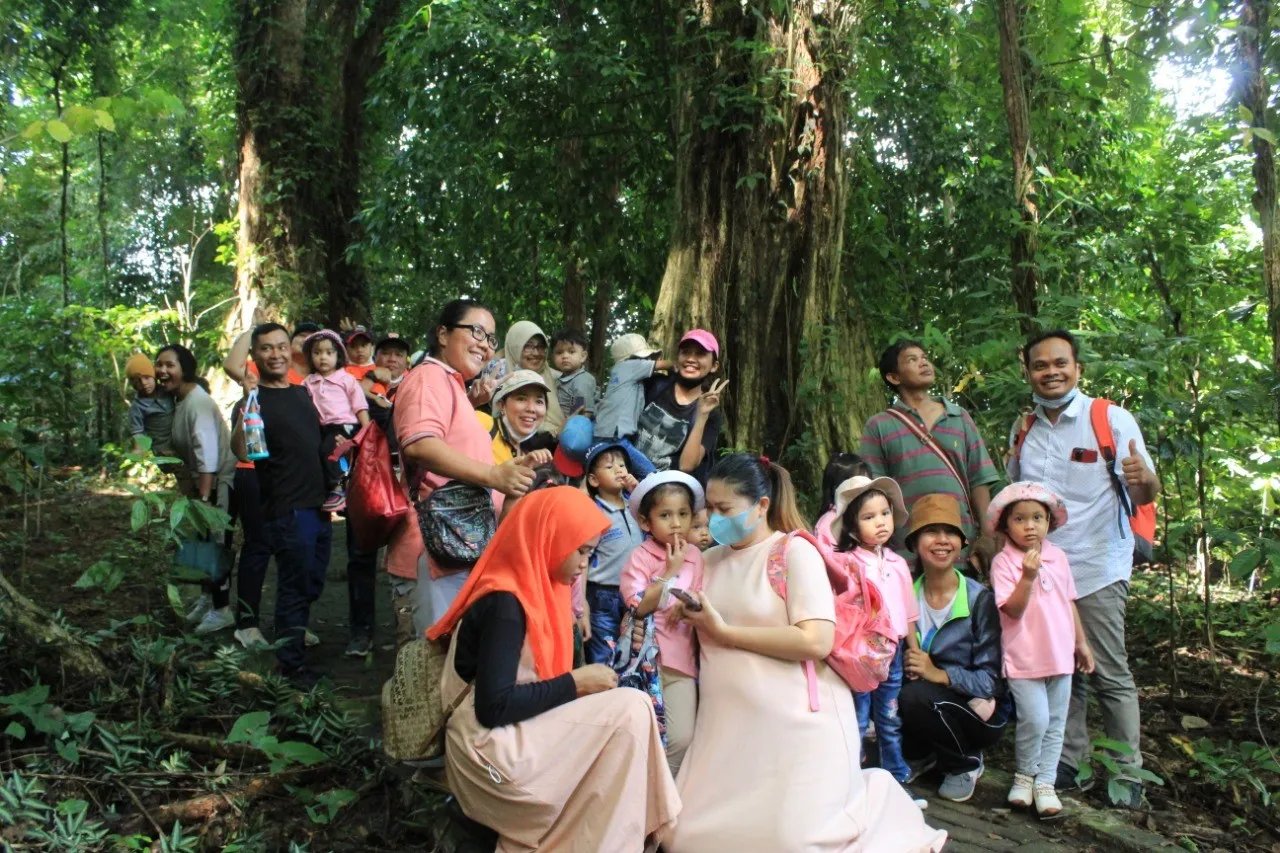 Banner Happy Family Will Care To Nature di TWA Sibolangit