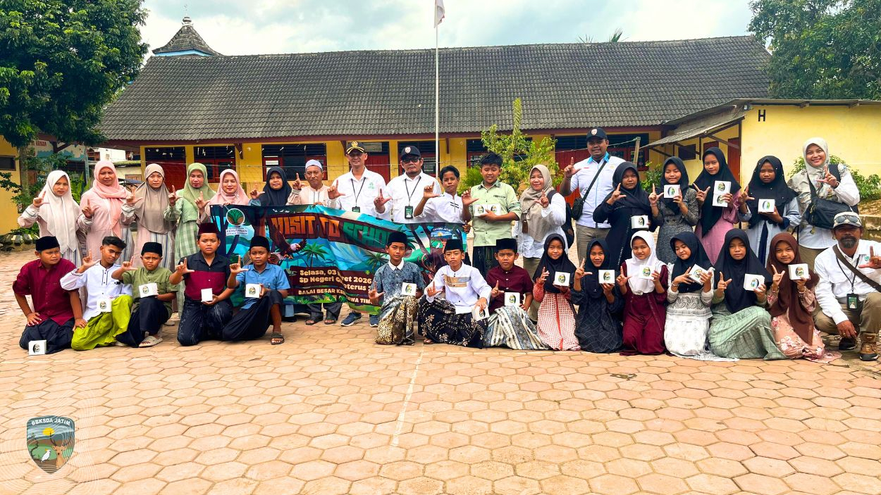 Banner Ramadhan di SDN Guwoterus 2, Kesadaran Konservasi Ditumbuhkan