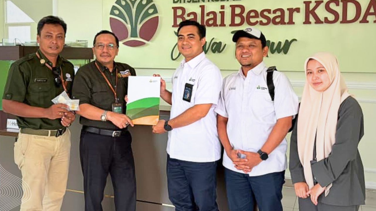 Banner Petrokimia Gresik Dukung Teknologi Untuk Pelepasliaran Elang Jawa Di Kawah Ijen