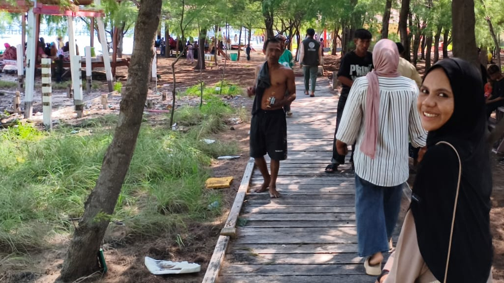 Banner Dari 8 Desa, dan Satu Tradisi: Menikmati Libur Idul Adha di Pulau Tinabo