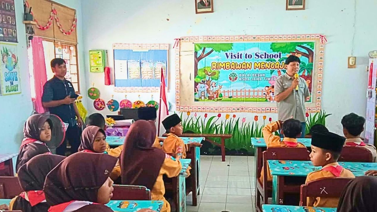 Banner Hutan Masuk Kelas di Dadapan