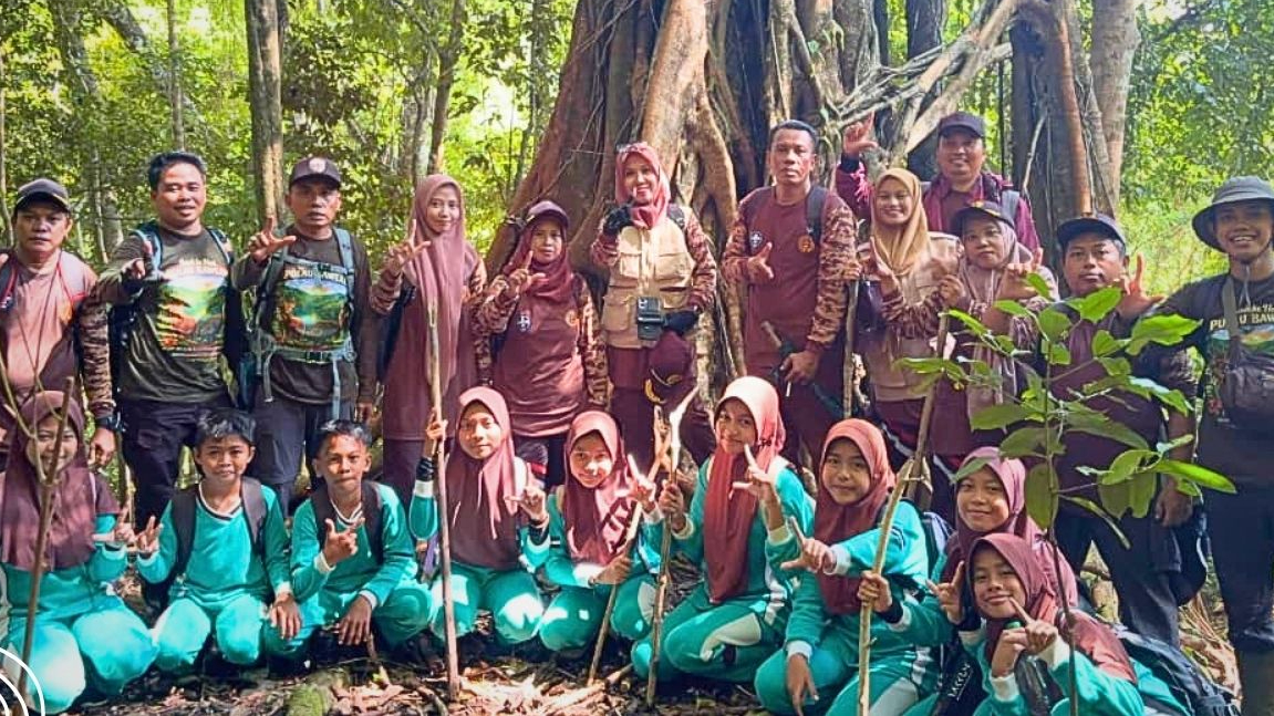 Banner Hutan Menjadi Guru, Kisah 9 Siswa Menyapa Alam di Jantung Bawean