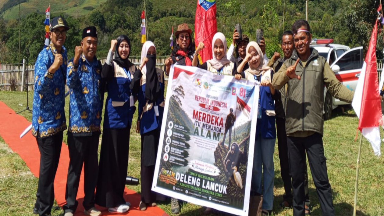 Banner Kampanye Gerakan Bersama Menjaga Alam Pada Pawai HUT RI ke-81 di Kutagugung