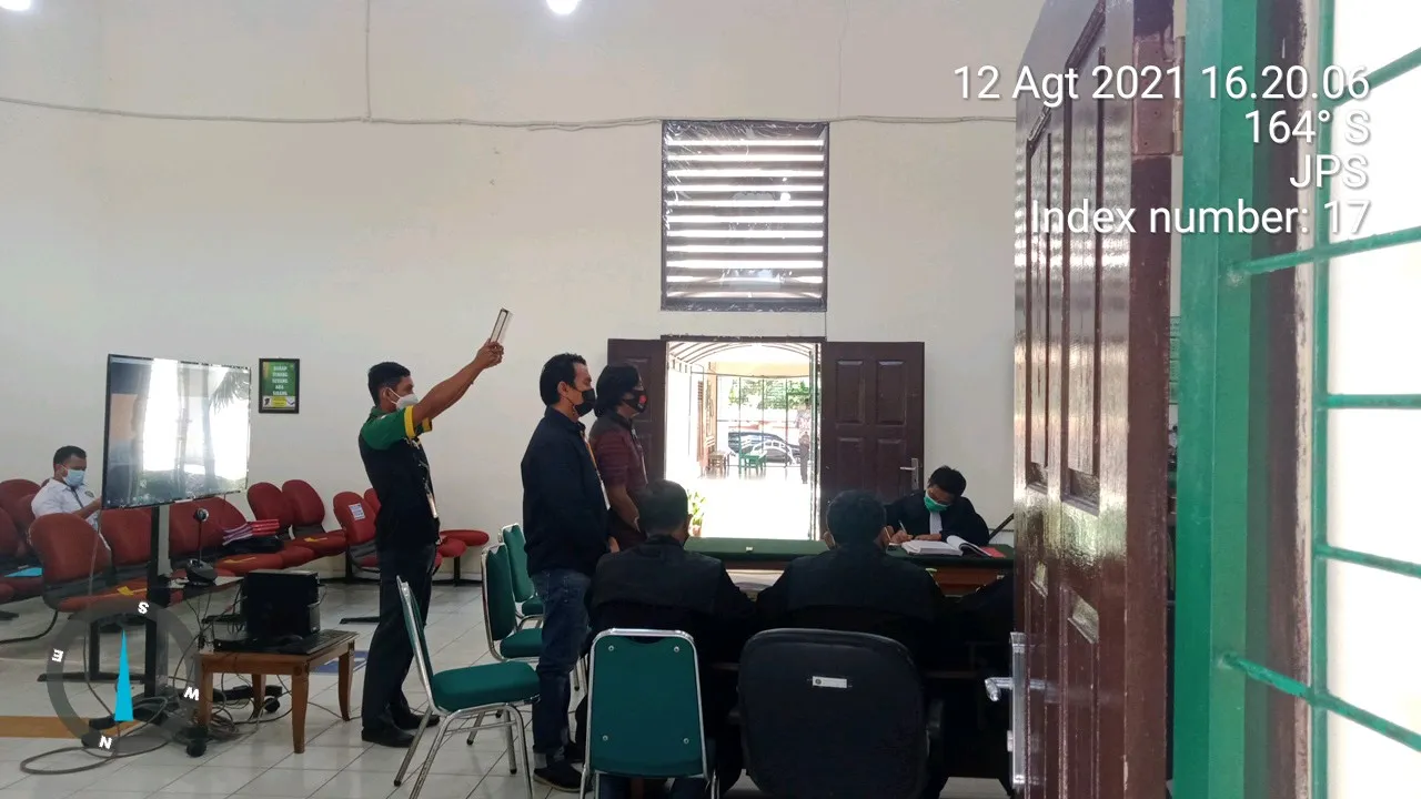 Banner Petugas Balai TN Tesso Nilo Jadi Saksi Sidang Kasus Tipihut
