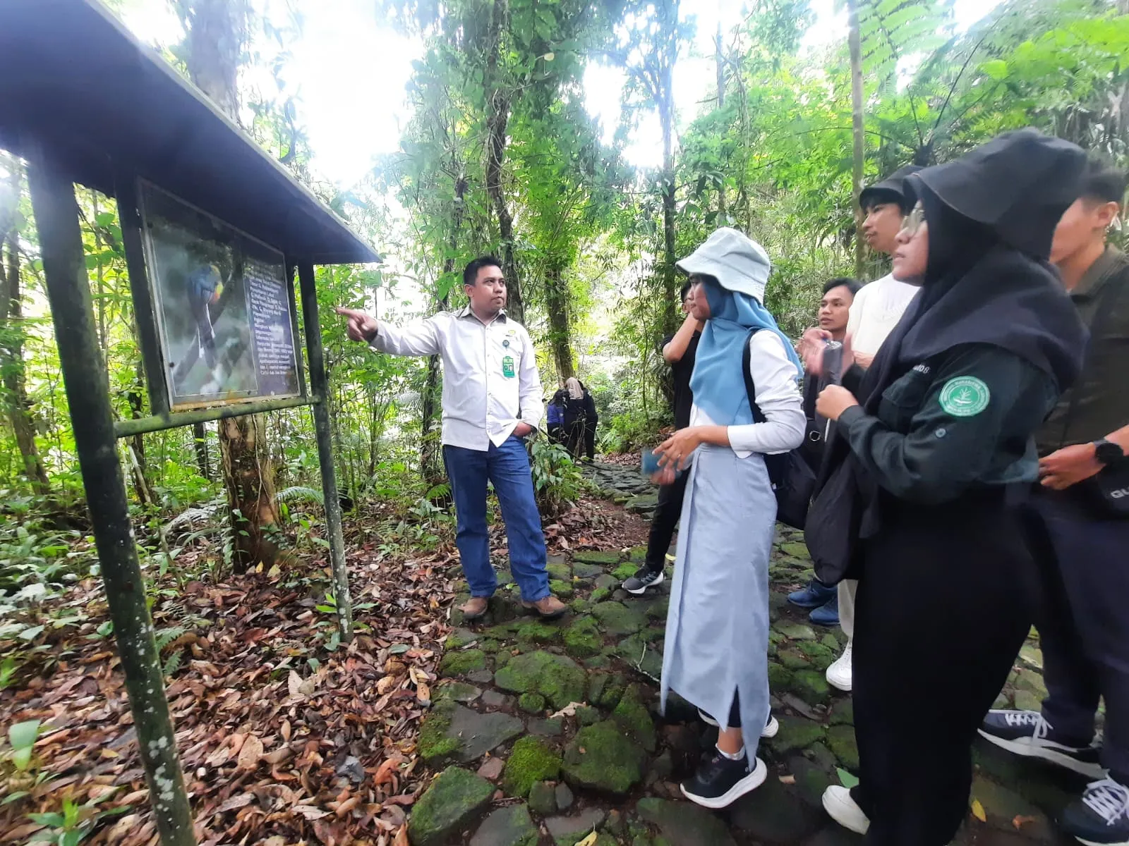 Banner Magang Di Rumah Rakyat Sambangi TN Gunung Gede Pangrango
