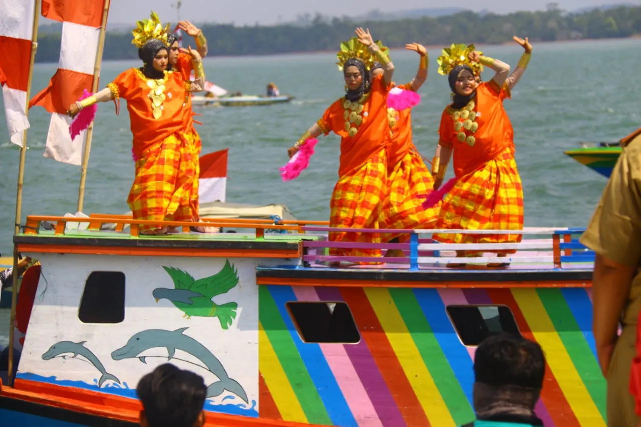 Banner Pesta Pesona Pulau Suwangi di TWA Pulau Burung dan Pulau Suwangi