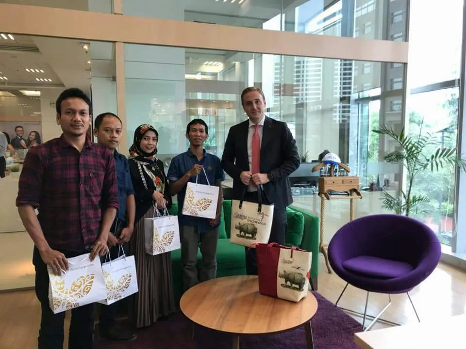 Banner Madu Hutan “Odeng” Ujung Kulon Tembus Produk Oriflame Indonesia