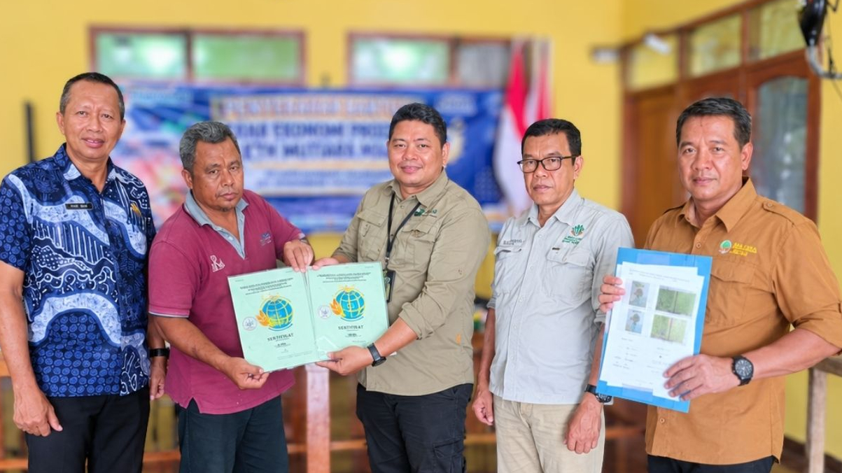 Banner Pemegang Hak Serahkan Dua Sertifikat di Dalam Suaka Margasatwa Pulau Bawean