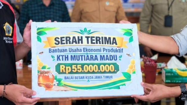 Banner Dari Madu ke Mata Air, Menjaga Ekonomi dan Hutan Bawean