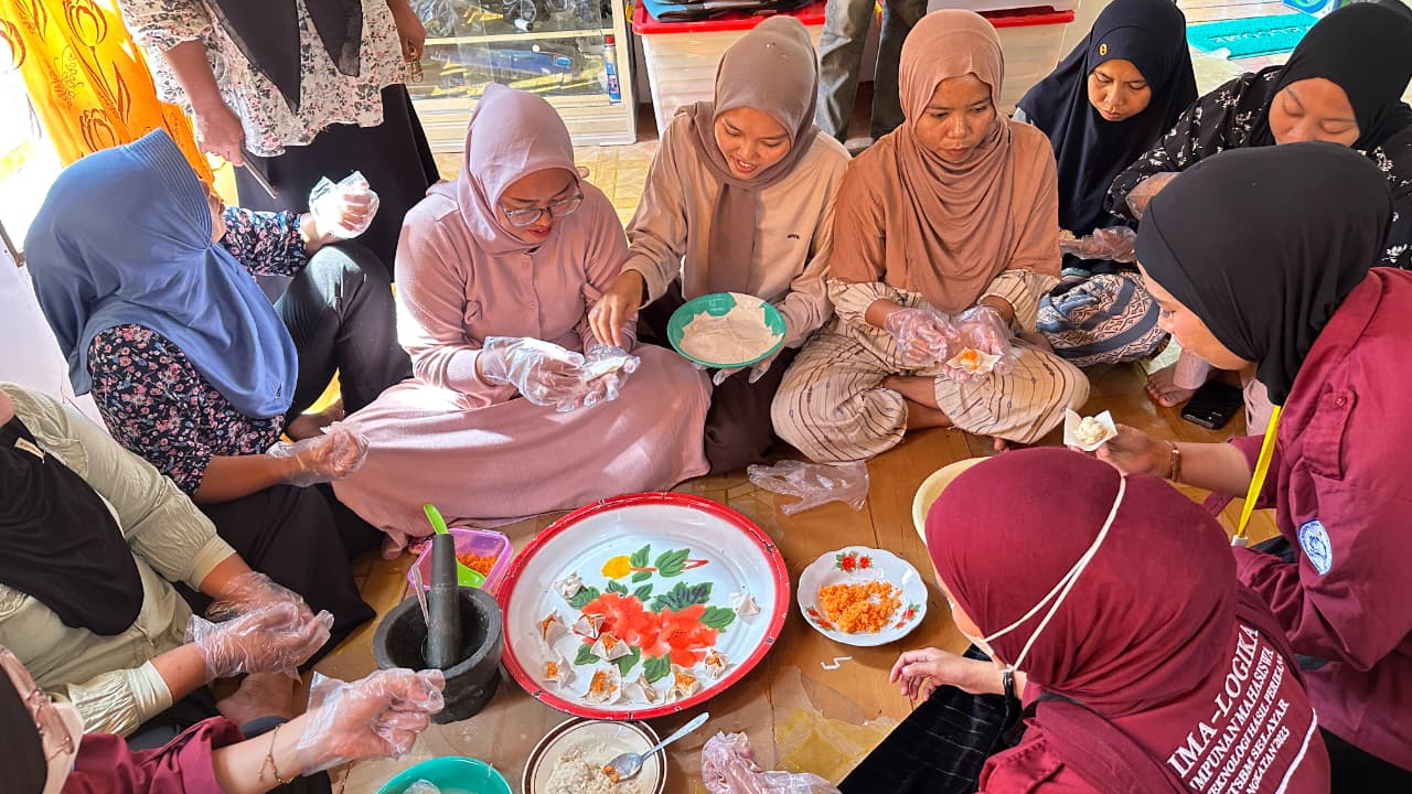 Banner Mahasiswa ITSBM Selayar Edukasi Ibu-ibu Desa Jinato Olah Limbah Ikan Jadi Somai