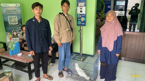 Banner Berita Saat Iman Bertemu Konservasi, Pesantren di Ngawi Serahkan Burung Dilindungi kepada BBKSDA Jatim